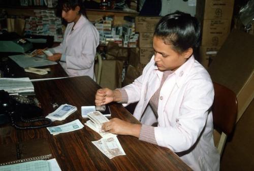 中國僑網(wǎng)一名工作人員點數(shù)聯(lián)邦糧食券,。(美國《世界日報》/Getty圖片)