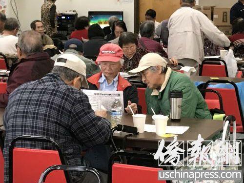 中國(guó)僑網(wǎng)很多華裔老人日常生活十分簡(jiǎn)樸,福利救濟(jì)是他們生活的唯一收入來源,削減福利對(duì)他們將造成很大影響,。(美國(guó)《僑報(bào)》/吳卓明 攝)