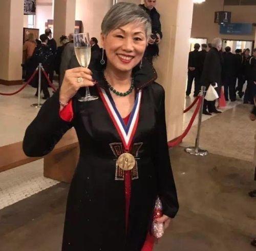 中國僑網(wǎng)施劉秀枝女士喜獲“埃利斯島杰出移民榮譽(yù)勛章”。(美國《僑報》/圣塔安納市寶爾博物館博物館供圖)