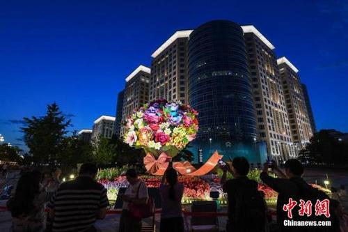 中國(guó)僑網(wǎng)資料圖:“一帶一路”主題花壇點(diǎn)亮北京夜晚 中新社記者 崔楠 攝