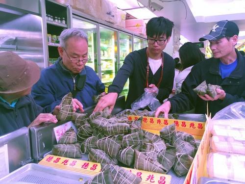 中國僑網(wǎng)華裔民眾爭購粽子應(yīng)節(jié),,500個粽子剛出爐不久就被搶光。(美國《世界日報》/俞姝含 攝)