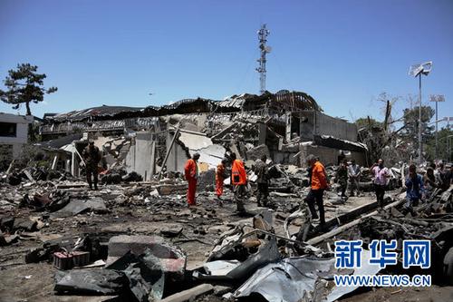 中國(guó)僑網(wǎng)這是5月31日拍攝的阿富汗首都喀布爾的爆炸現(xiàn)場(chǎng),。新華社發(fā)(拉赫馬特·阿里扎達(dá)攝)