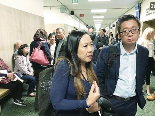 中國僑網(wǎng)兩華裔女死者的30名家人到庭旁聽審訊,,包括林趙瑞錦的表妹趙藹儀(中),。(美國《世界日報(bào)》/李秀蘭 攝)