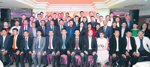 中國僑網(wǎng)出席座談會的中法企業(yè)家合影,。(法國《歐洲時報》/黃冠杰 攝)