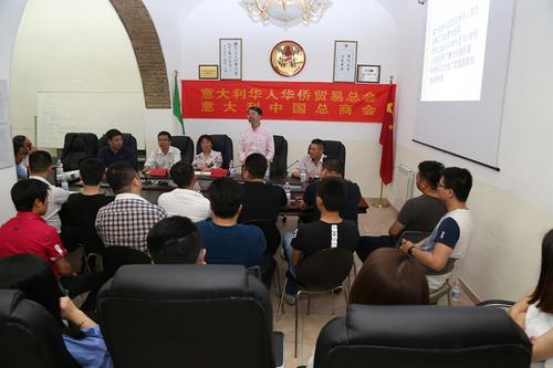 中國(guó)僑網(wǎng)圖為座談會(huì)現(xiàn)場(chǎng),,嘉賓與學(xué)員溝通交流,。(法國(guó)《歐洲時(shí)報(bào)》/張銳 攝)
