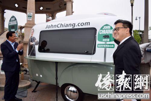 中國(guó)僑網(wǎng)江俊輝在向支持者秀他此次競(jìng)選之旅的迷你拖車,。(美國(guó)《僑報(bào)》/邱晨 攝)