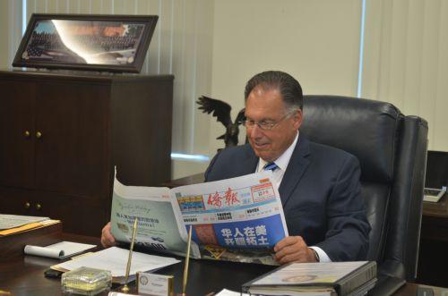 中國(guó)僑網(wǎng)橙縣檢察院(OCDA)檢察長(zhǎng)托尼·瑞考卡斯(Tony Rackauckas)很關(guān)注華裔社區(qū)動(dòng)態(tài),提起華裔的低犯罪率頗為贊賞。(美國(guó)《僑報(bào)》)