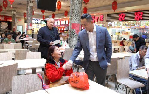 中國僑網(wǎng)華裔律師繆卿宣布參選日落公園市議員,,6日專程到八大道拜票。(美國《僑報》)