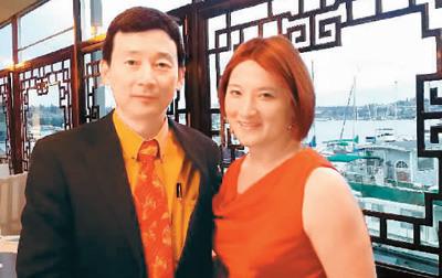 中國僑網(wǎng)圖為宋曉男(左)和華盛頓州眾議員葛素玲,。