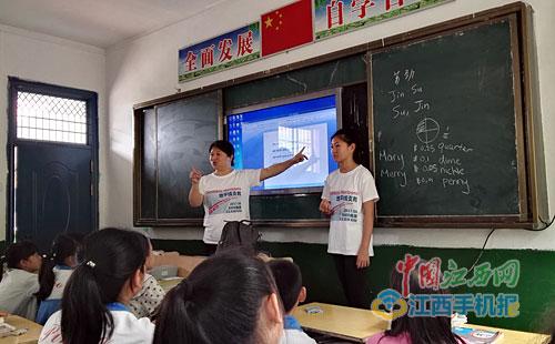 中國(guó)僑網(wǎng)“洋老師”在給孩子們上課,。
