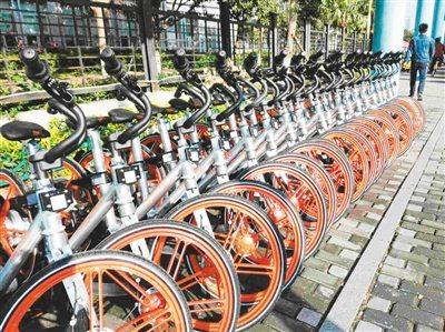 中國(guó)僑網(wǎng)國(guó)內(nèi)隨處可見(jiàn)共享單車(chē),都有固定投放點(diǎn),,每天都有人把單車(chē)運(yùn)過(guò)來(lái)投放在地鐵,、商場(chǎng)等需求較大的地點(diǎn)。