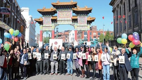 中國僑網(wǎng)資料圖:英國華人參政計劃發(fā)起華人關(guān)注大選行動,創(chuàng)辦人李貞駒律師(右九)走訪英國多個城市呼吁華人盡快登記選民,利物浦華人反應(yīng)熱烈,。(法國歐洲時報網(wǎng))