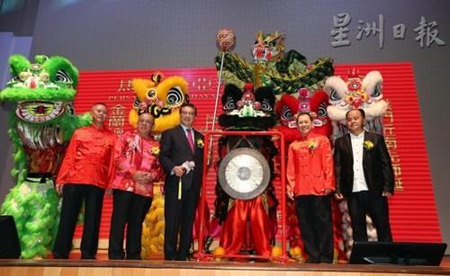 中國僑網(wǎng)廖中萊(左三)與洪門金蘭總會(huì)理事一同主持鳴鑼儀式。(馬來西亞《星洲日報(bào)》)