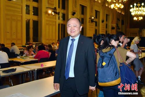 中國僑網(wǎng)當?shù)貢r間6月11日晚,,在結(jié)束的法國議會選舉第一輪投票中,,首次參選的巴黎華裔市議員,、巴黎十三區(qū)副區(qū)長陳文雄在巴黎第九選區(qū)共收獲13384張選票,,得票率為36.43%,居全部24名候選人之首,,以大幅領(lǐng)先優(yōu)勢順利挺進第二輪,。法國國民議會選舉第二輪投票將于6月18日舉行。如果陳文雄在第二輪勝選,,他將成為法國本土第一位華裔的國民議會議員,,也將改寫法國華人參政的歷史。圖為陳文雄在巴黎十三區(qū)區(qū)政府的計票現(xiàn)場,。中新社記者 龍劍武 攝
