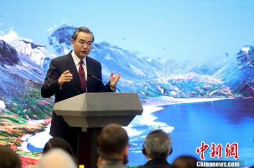 中國僑網(wǎng)6月13日,以“開放的中國:精彩吉林 相約世界”為主題的外交部第八場省區(qū)市全球推介活動在北京舉行。圖為外交部部長王毅致辭,。中新社發(fā) 張宇 攝