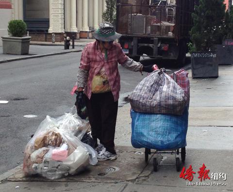 中國(guó)僑網(wǎng)在紐約市街頭,,不時(shí)可見(jiàn)拾荒的華裔老人,。(紐約《僑報(bào)》資料圖)