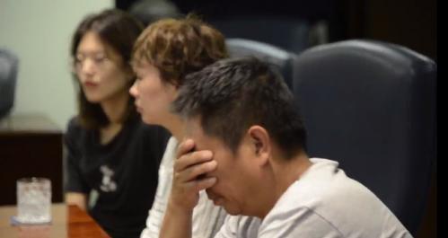 中國僑網(wǎng)章瑩穎父親(右一),。The News-Gazette視頻截圖。(美國《僑報》)