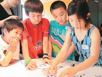 中國僑網(wǎng)圖為6月18日,,福內(nèi)布中文學(xué)校的學(xué)生們在用偏旁部首組字,。 來源:新華網(wǎng)