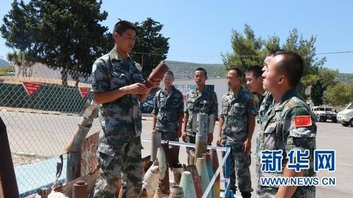 中國僑網(wǎng)掃雷二組組長挪貴東給本組人員講解排除各類爆炸物時的注意事項,。新華網(wǎng)發(fā)(牛彥澧攝)
