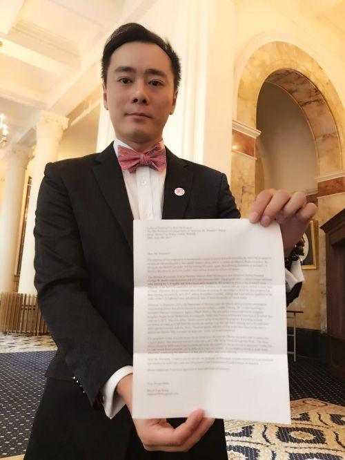 中國僑網(wǎng)王湉手中展示的是代表2000名華裔訴求的請(qǐng)?jiān)感拧#绹秲S報(bào)》/王湉提供)