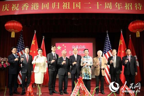 中國僑網(wǎng)當?shù)貢r間6月28日晚,,中國駐舊金山總領(lǐng)館舉行慶祝香港回歸二十周年招待會,。中國駐舊金山總領(lǐng)事羅林泉(右五)、美國舊金山市長李孟賢(左五),、中國香港特別行政區(qū)駐舊金山經(jīng)濟貿(mào)易辦事處處長蔣志豪(左四)等出席了招待會,。(汪俊 攝)