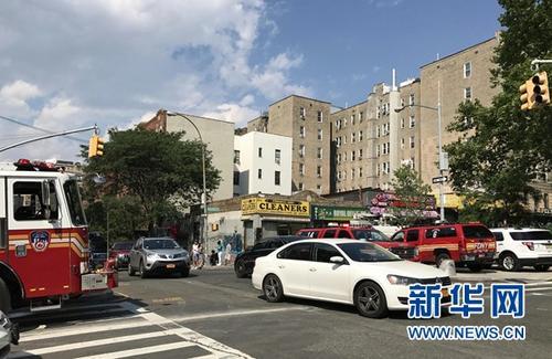 中國僑網(wǎng)6月30日,,在美國紐約,救援車輛抵達發(fā)生槍擊事件的醫(yī)院附近,。新華社記者 袁悅 攝