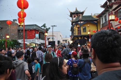 中國(guó)僑網(wǎng)洛杉磯華埠1日晚在百老匯街上的中心廣場(chǎng)舉辦華埠夏季娛樂晚會(huì),。(美國(guó)《世界日?qǐng)?bào)》/張敏毅 攝)