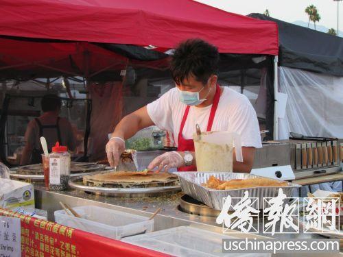 中國僑網(wǎng)煎餅果子攤位(美國《僑報》/翁羽 攝)
