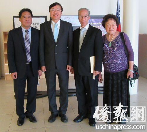 中國(guó)僑網(wǎng)羅省中華會(huì)館主席馬培道(右2)前來(lái)觀看抗日題材電影《揚(yáng)子江風(fēng)云》。(美國(guó)《僑報(bào)》/翁羽 攝)