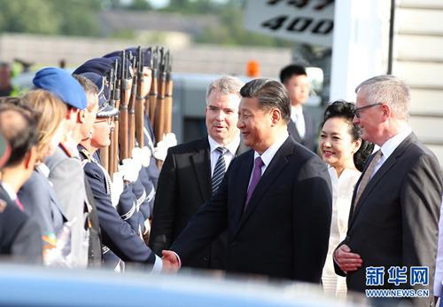 中國僑網(wǎng)7月4日,,國家主席習(xí)近平乘專機(jī)抵達(dá)柏林,開始對(duì)德意志聯(lián)邦共和國進(jìn)行國事訪問,。德國政府高級(jí)官員在舷梯旁迎接習(xí)近平和夫人彭麗媛,。新華社記者 姚大偉 攝