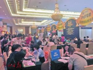 中國(guó)僑網(wǎng)高考以后的留學(xué)展人氣更旺,,不少同學(xué)拿著高考成績(jī)來(lái)申請(qǐng)留學(xué),。