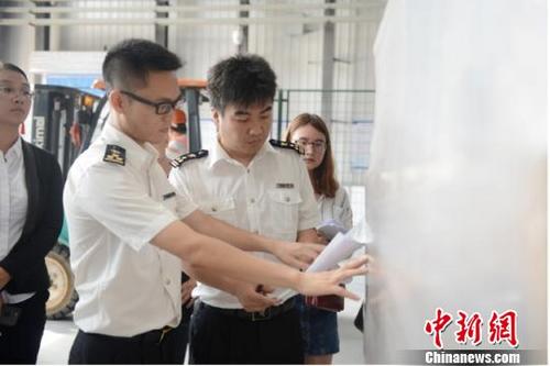 中國僑網(wǎng)圖為海關(guān)關(guān)員核對(duì)貨物信息。 洪兵 攝