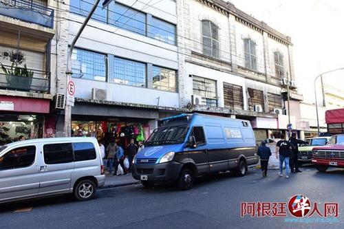 中國(guó)僑網(wǎng)超市門(mén)前(阿根廷華人網(wǎng))