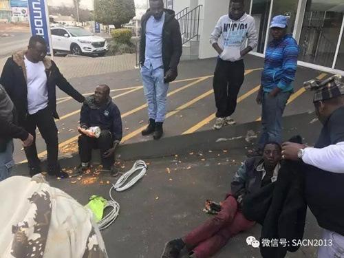 中國僑網(wǎng)兩名歹徒被抓獲后遭民眾圍觀,。(南非《華僑新聞報》/僑胞 攝)