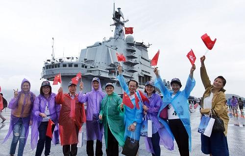 中國僑網(wǎng)7月8日,香港市民在遼寧艦的飛行甲板上留影。 新華社記者 秦晴 攝