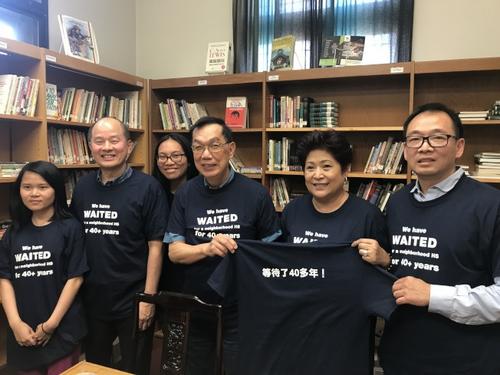 中國僑網(wǎng)爭取華埠高中的主要籌組人員,,呼吁大家穿上“等待了40多年!”的T恤,,一起出席10日的最后一場高中改建公聽會(huì),。(美國《世界日?qǐng)?bào)》/黃惠玲 攝)