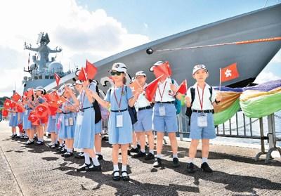 中國僑網(wǎng)7月11日,,孩子們歡送遼寧艦編隊(duì)駛離香港。王璽攝(新華社發(fā))