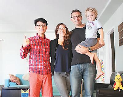 中國僑網去年暑假黃宇峰(左一)前往美國游學,在游學結束后,,同所住的寄宿家庭合影,。