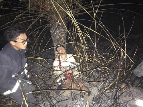中國僑網(wǎng)陳大媽被發(fā)現(xiàn)時(shí),,滿面烏黑靠在靠在樹干邊,,并有輕微嗆傷