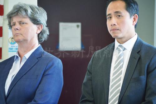 中國(guó)僑網(wǎng)本報(bào)檔案照片,華裔調(diào)查警官許卓楷(右)獲指派偵辦上周在日落區(qū)發(fā)生的新一宗金光黨騙案,。左為主管特別受害人調(diào)查組的分局長(zhǎng)貝爾尼,。(美國(guó)《世界日?qǐng)?bào)》/李秀蘭 攝)