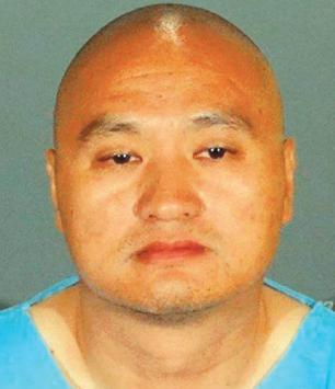 中國(guó)僑網(wǎng)圖為汪勛厲當(dāng)初被捕時(shí)所拍照片,,現(xiàn)在已瘦了一圈,。(美國(guó)《僑報(bào)》/西柯汶納市警局供圖)