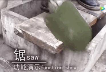 中國僑網(wǎng)工兵鏟當(dāng)鋸使用,。(法國歐洲時報網(wǎng))