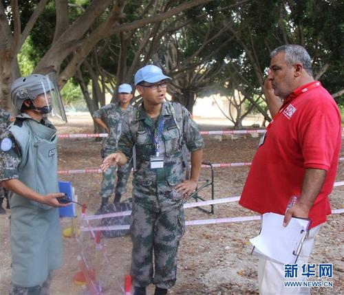 中國(guó)僑網(wǎng)中國(guó)第16批赴黎巴嫩維和多功能工兵分隊(duì)19日接受聯(lián)合國(guó)地雷行動(dòng)中心和項(xiàng)目事務(wù)廳觀摩考察,。中國(guó)掃雷工兵以精湛的專業(yè)技能,、過硬的工作作風(fēng)和良好的理解能力獲得聯(lián)合國(guó)總部官員稱贊。新華社發(fā)(董永康攝)