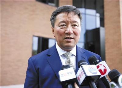 中國僑網(wǎng)7月20日,,第三次提審后,,義務(wù)為章瑩穎家屬提供法律援助和建議的華人律師王志東接受記者采訪。 新華社記者 汪平 攝