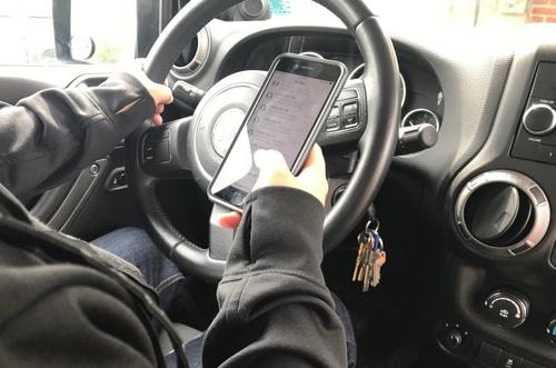 中國僑網(wǎng)邊開車邊講手機(jī)或傳送手機(jī)簡訊,在華盛頓州現(xiàn)行交通法規(guī)底下,,已經(jīng)屬于違法行為。(美國《世界日報(bào)》/陳小寧 攝)