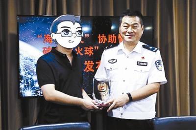 中國(guó)僑網(wǎng)海淀公安分局副局長(zhǎng)趙磊砢給網(wǎng)友頒發(fā)杰出網(wǎng)友獎(jiǎng)杯