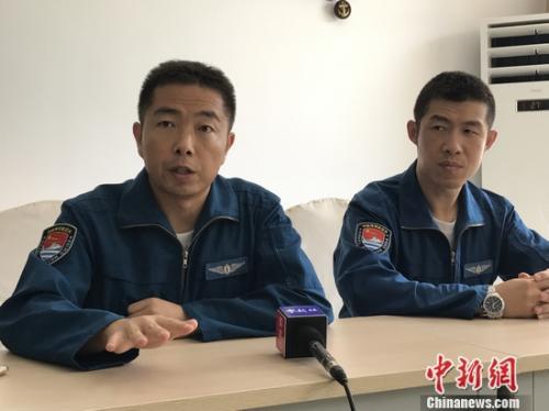 中國(guó)僑網(wǎng)程文剛(左)回憶赴索馬里解救船員的過(guò)程,。 張曦 攝