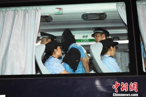 中國(guó)僑網(wǎng)犯罪嫌疑人在押解車(chē)上,。 安源 攝