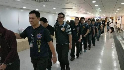 中國(guó)僑網(wǎng)18名在泰國(guó)涉詐臺(tái)灣民眾,26日由臺(tái)灣“刑事局”人員押返桃園機(jī)場(chǎng)。 (圖片來源:臺(tái)灣《聯(lián)合報(bào)》)