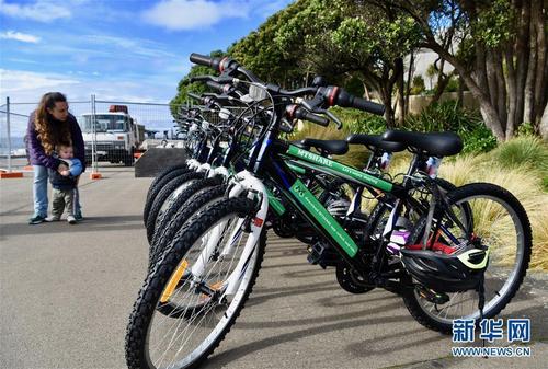 中國(guó)僑網(wǎng)新西蘭首都惠靈頓街頭拍攝的共享單車。(宿亮 攝)